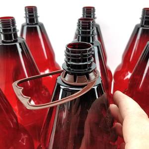 Pudel 2500ml PET pruun keeratavate korkide ja sangadega (9tk)