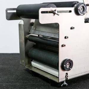 Etiketteringsmaskin för burkar upp till Ø160mm halvautomatisk