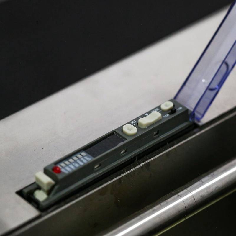 Etiketteringsmaskin för burkar upp till Ø160mm halvautomatisk