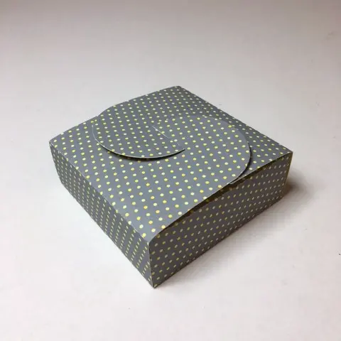 Karp kartongist 9 x 9 x 3,5 cm - Kollased täpid hallil