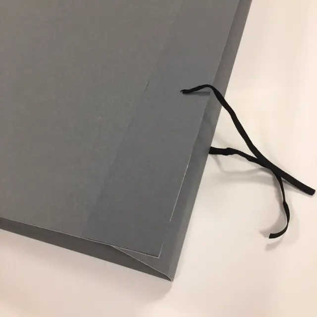 Archival folder 1,6 mm 66 x 95 x 2 cm - Grey/white