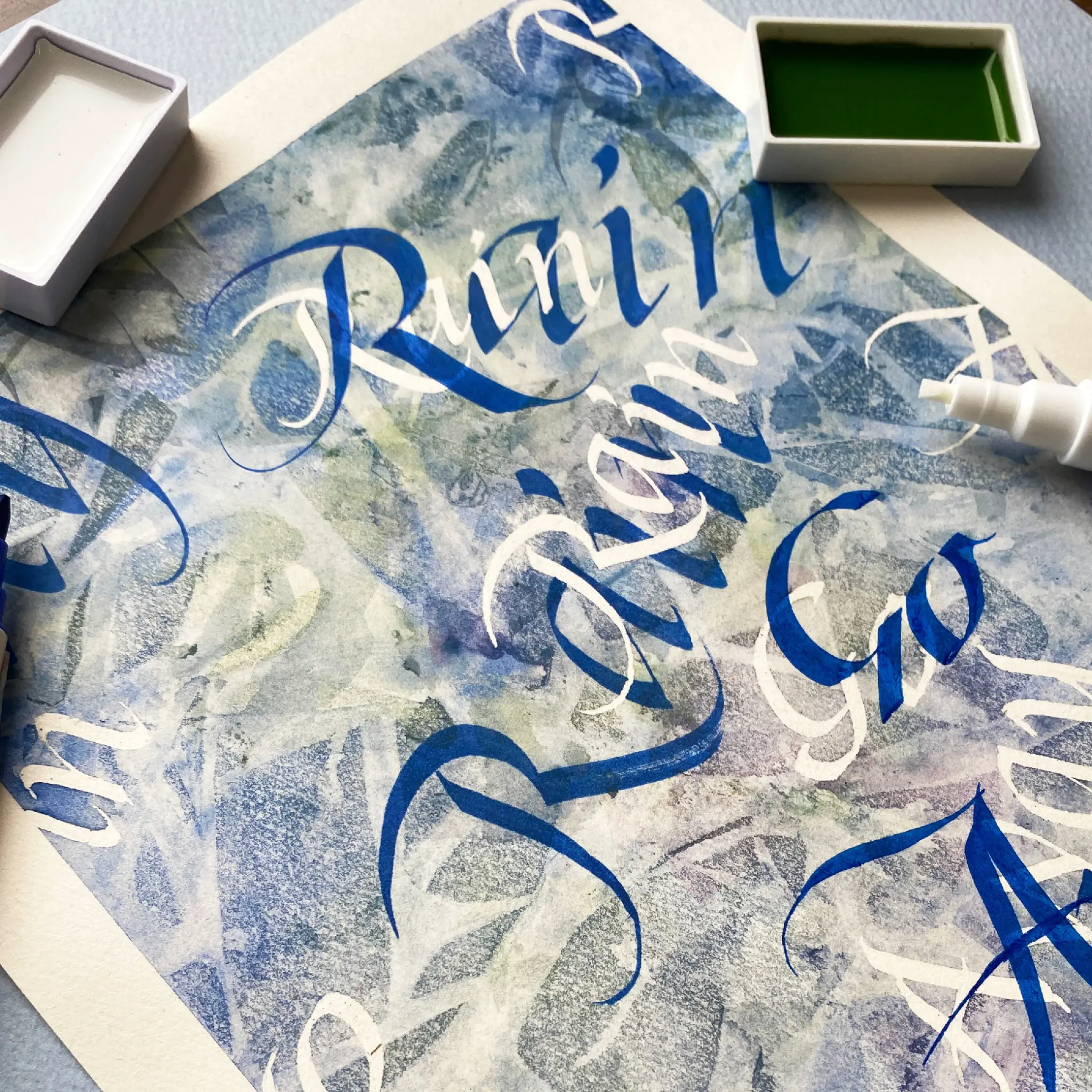 Maskeerimispliiats CALLIGRAPHY - Valge